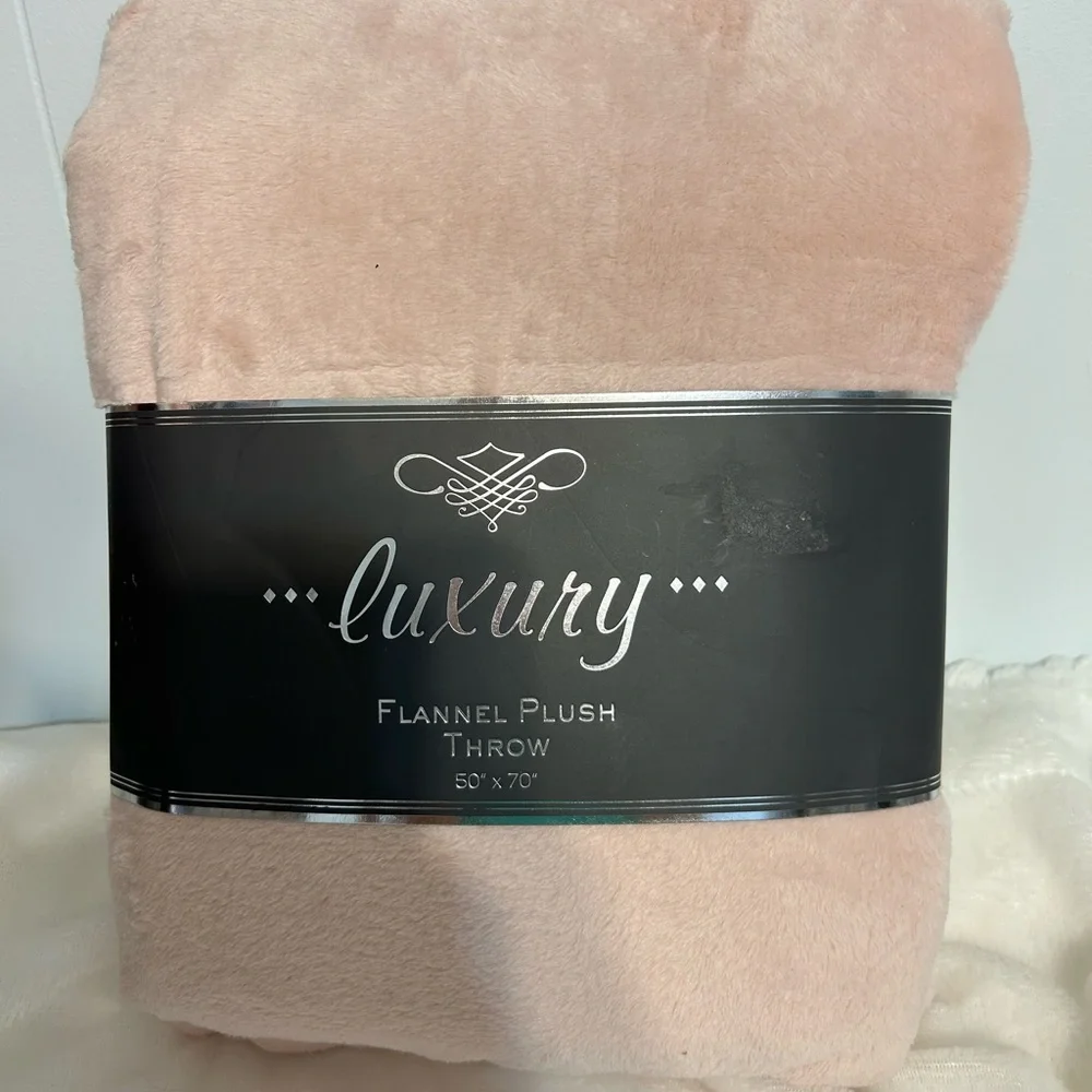 Luxury‎ Pink Flannel Plush Throw 50x70. New